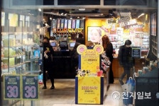 코로나19 여파 명동 화장품 가게도 한산