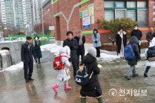 김승환 교육감, 군산 진포초등학교 찾아 학생·교직원 격려