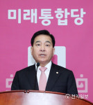 의원총회 발언하는 심재철