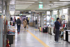 명동 지하상가 한산