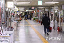 한산한 모습의 명동 지하상가