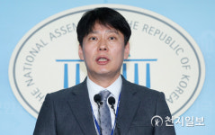 '국회 본관·의원회관 일시 폐쇄' 긴급브리핑하는 한민수