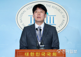 긴급 브리핑하는 국회 한민수 대변인