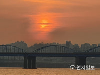 붉은빛 품은 한강 노을