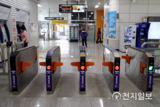 한산한 인천대공원역 개찰구