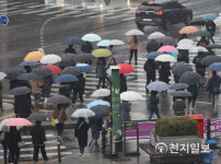 우산 속으로