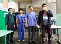 대구 생활치료센터 둘러보는 이낙연 위원장