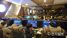 코로나19 집단감염 우려 PC방 찾은 시민들