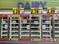 미국의 사재기 열풍 텅 빈 마트 진열대