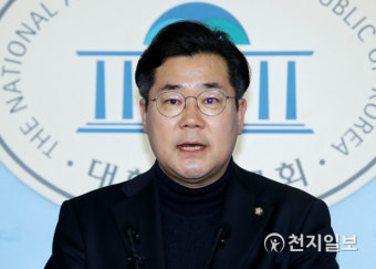 브리핑하는 박찬대 원내대변인