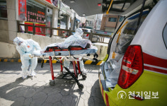 군포효사랑요양원 코로나19 확진자 이송하는 119