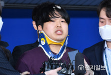 취재진 질문에 답하는 조주빈