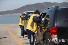 섬 여행객 체온 측정하는 옹진군