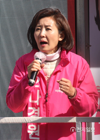 시민들에게 지지 호소하는 나경원 후보