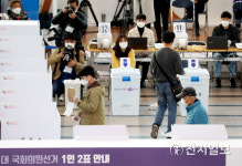 서울역에 설치된 남영동 사전투표소 나도 한표