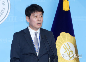 브리핑하는 한민수 대변인