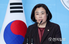 기자회견하는 박순자