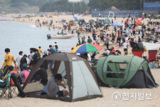 황금연휴 사흘째 관광객 몰린 속초해변