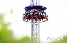 급강하탑 즐기는 아이들