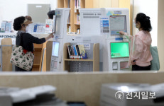 생활 속 거리두기 첫 날 도서관도 부분 개관