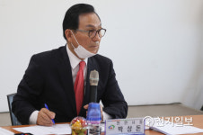 신방동 주민과의 대화… 주민의견 메모하는 박상돈 천안시장