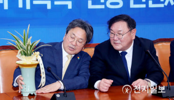 문 대통령 축하 난 설명하는 강기정 정무수석