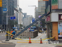녹슬어 기운 서울 남대문로 안내표시대, 상가에 쿵