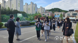 [천안] 80여일 만에 등교하는 학생들 맞이하는 가경신 교육장