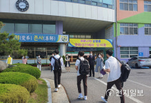 코로나19 여파, 80여일 만에 등교하는 천안월봉고 학생들