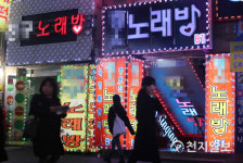 클럽·노래방 등 코로나 고위험시설 QR코드로 출입명부 관리 도입