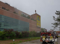 아산 이마트 냉각탑 화재… 인명피해 없어