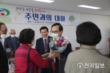 부성 1동 주민대표 꽃다발 받는 박상돈 천안시장