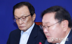 생각에 잠긴 이해찬 대표