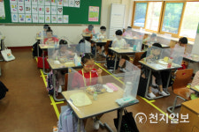 [광주] 장덕초, 코로나19 대비 점심시간 교실 도시락 운영