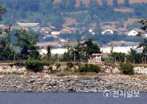 [천지포토] 적막한 북한군 초소와 마을