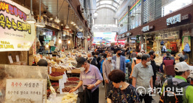 [천지포토] 동행세일 첫 주말 전통시장 찾은 시민들