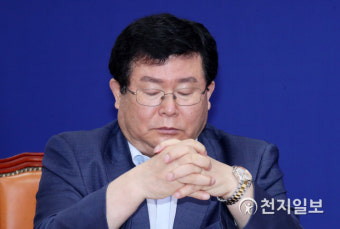 [천지포토] 생각에 잠긴 설훈 최고위원