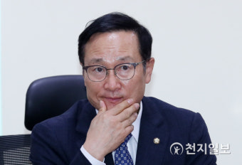 [천지포토] 생각에 잠긴 홍영표 의원
