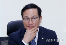 [천지포토] 생각에 잠긴 홍영표 의원