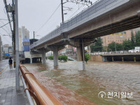 부산 집중호우로 잠긴 온천천 산책로