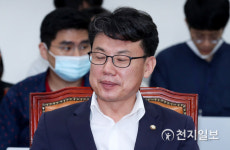 [천지포토] '부동산 대책 발언 논란' 눈감은 진성준 의원