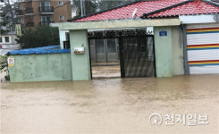 충남 호우 피해, 주택 침수… 무너진 축대·어선 전복