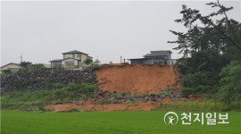 충남 호우 피해, 주택 침수… 무너진 축대·어선 전복