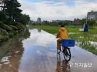 호우로 사라진 진주 남강변 자전거도로
