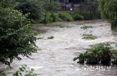 [천지포토] 집중호우로 수위 높아진 홍제천