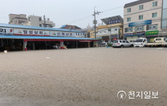 [천지포토] 천안폭우, 4년 만에 다시 잠긴 원성동 고추시장