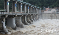 [춘천] 의암댐주변 순찰하는 헬기