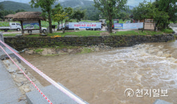 [천지포토] 집중호우 피해복구… 아산 외암민속마을 민속관 임시 휴관