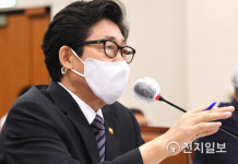 [천지포토] 질의 답하는 조명래 장관