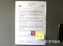 [르포] 손님이 절반가량 줄었어요… 거리두기 강화 첫날, 카페·빵집·음식점 한산